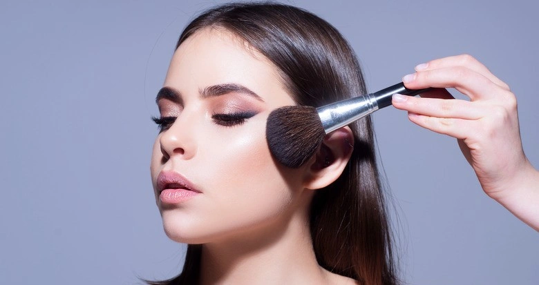 آموزش رژگونه زدن با توجه با فرم چهره و نوع پوست