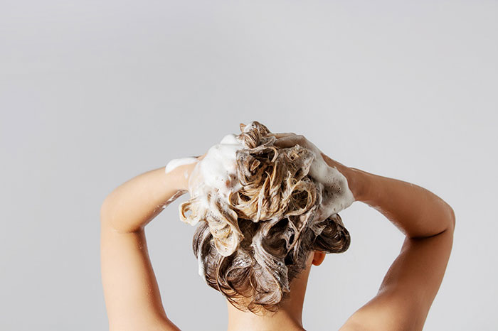 شستن مو در فرآیند صاف کردن موی فر